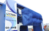 2019新款龍門往復式電腦洗車機整體熱浸鋅烤漆整機框架永不生銹。配泡棉軟刷、塑玻絲輪刷、低噪音固定式強力頂風機系統(tǒng)，設備經(jīng)久耐用。